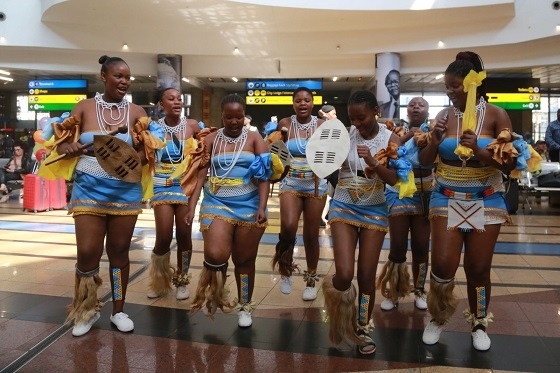 當(dāng)?shù)孛癖姎g迎中國旅行團(tuán)。北青旅提供