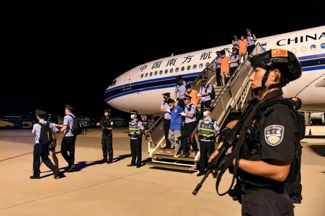 153名實施跨境裸聊敲詐的犯罪嫌疑人從印度尼西亞被押解回國。公安部供圖