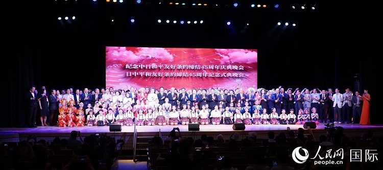 出席晚會的嘉賓與演員合影留念。人民網(wǎng) 蔣曉辰攝