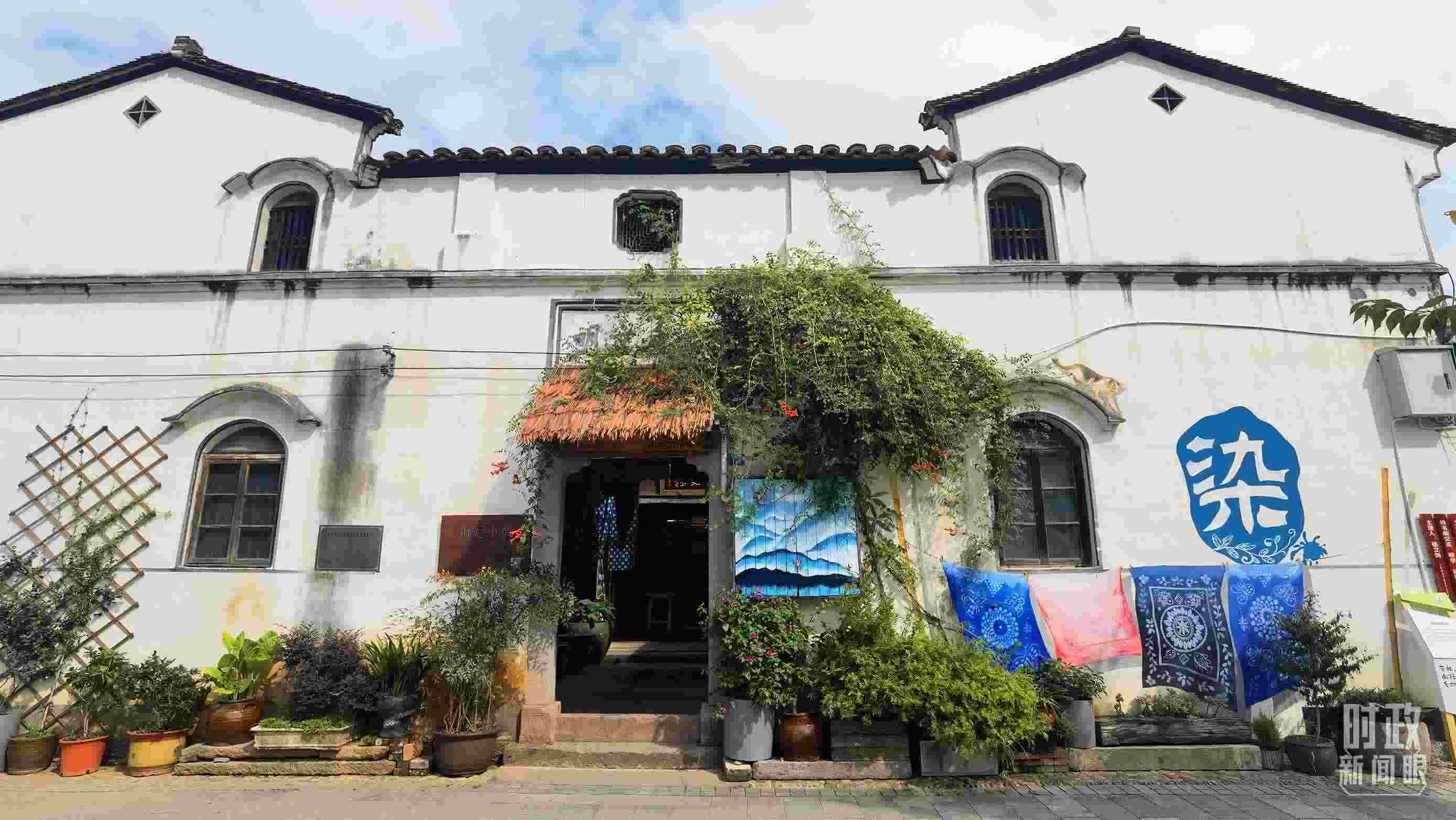 △李祖村的藝術(shù)染坊。（總臺(tái)央視記者周志國(guó)拍攝）