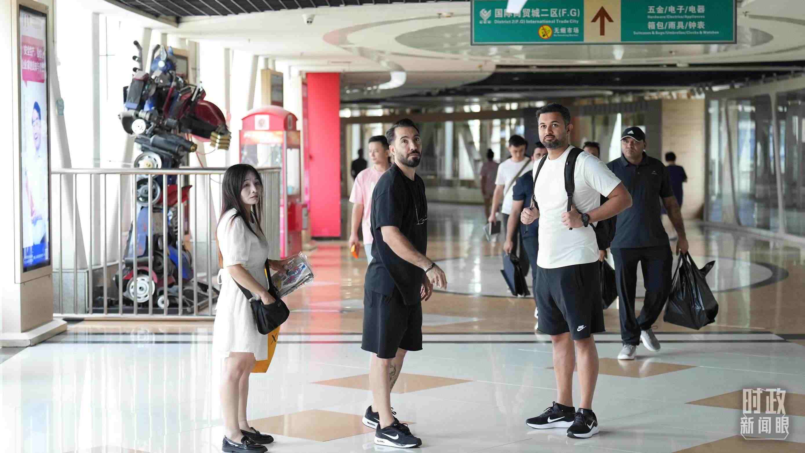 △義烏國(guó)際商貿(mào)城內(nèi)，來(lái)自世界各地的外商。（總臺(tái)國(guó)廣記者李晉拍攝）