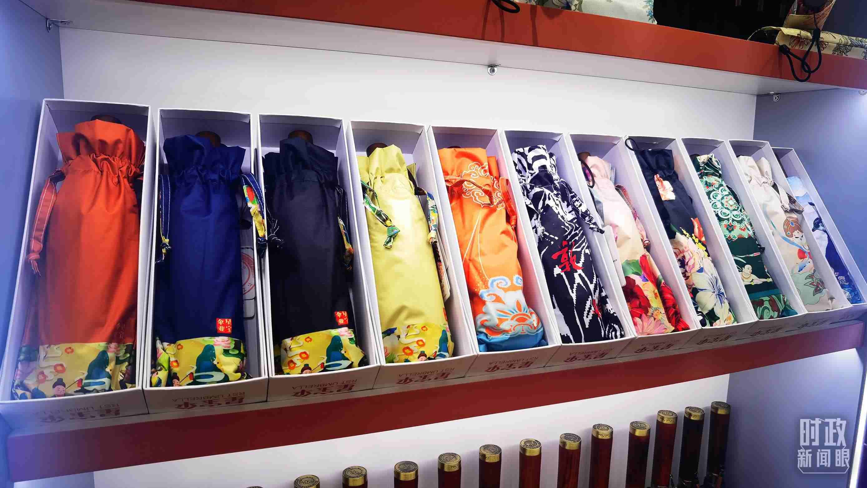 △商貿(mào)城內(nèi)的一家傘鋪，貨架上擺放著包裝精美的雨傘。（總臺(tái)央視記者范學(xué)禹拍攝）