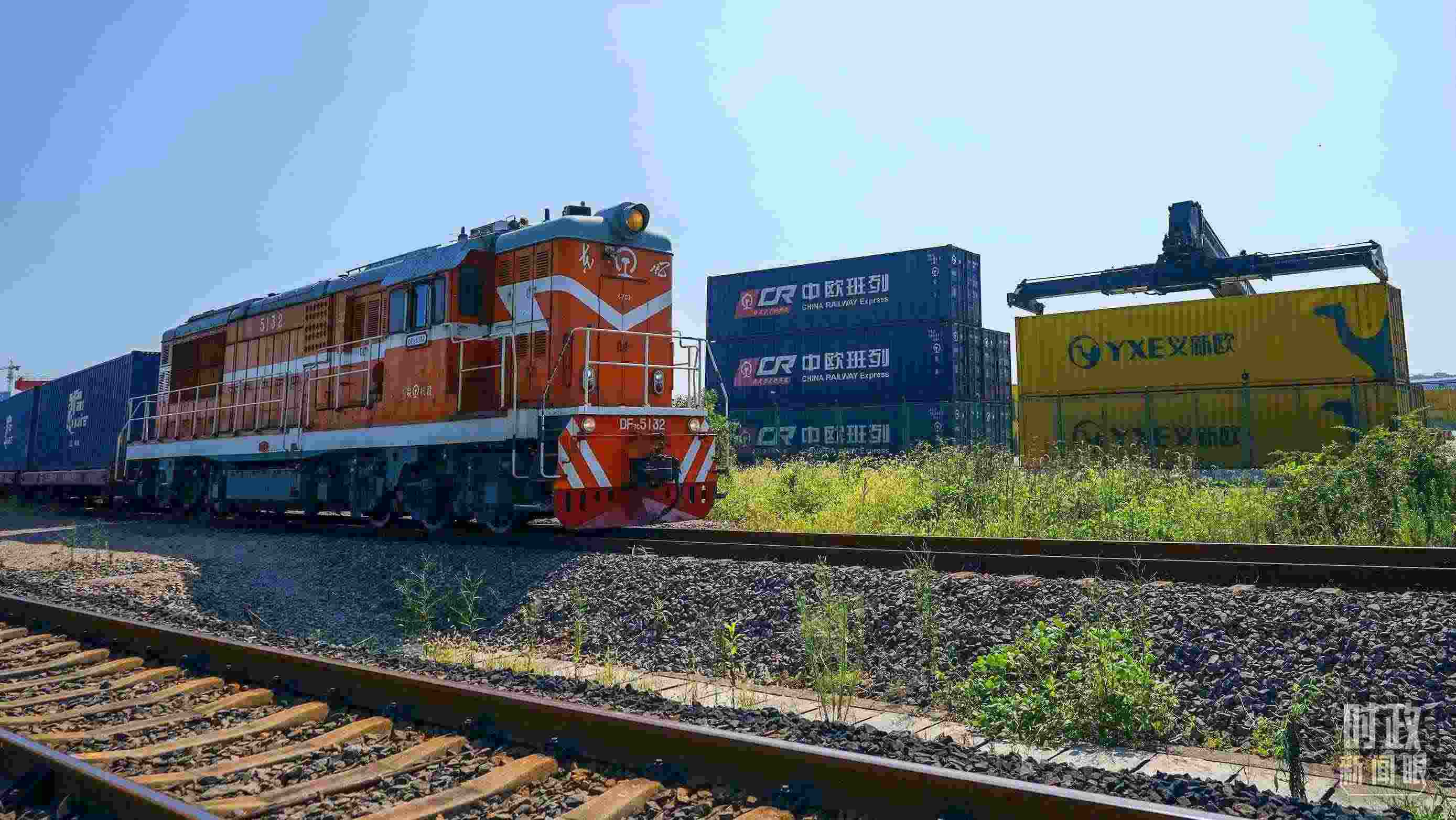 △“義新歐”先后開通了18條點(diǎn)對(duì)點(diǎn)的班列主線，業(yè)務(wù)范圍輻射50多個(gè)國(guó)家和160多個(gè)城市。（總臺(tái)國(guó)廣記者李晉拍攝）