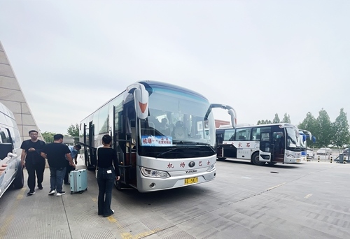 旅客準(zhǔn)備乘坐免費擺渡車前往正定機場。人民網(wǎng)記者 喬雪峰攝
