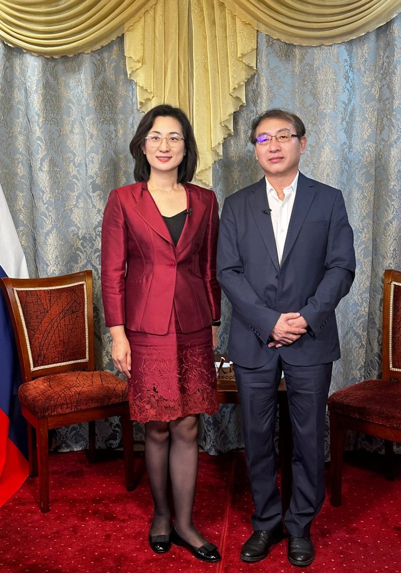 人民網(wǎng)黨委委員、副總編輯孫海峰（左一）專訪崔少純總領(lǐng)事。人民網(wǎng)記者 馬天翼攝