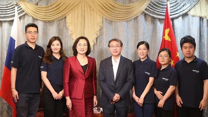 中國駐葉卡捷琳堡總領(lǐng)事崔少純與人民網(wǎng)采訪組合影。