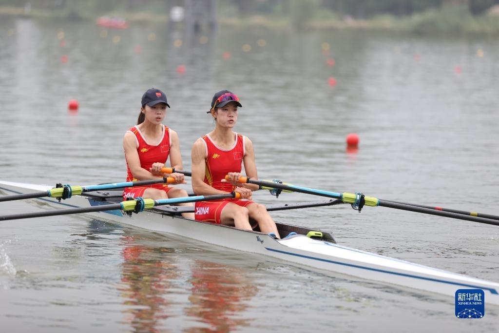 9月24日，鄒佳琪（左）/邱秀萍在決賽中。新華社記者 賈浩成 攝