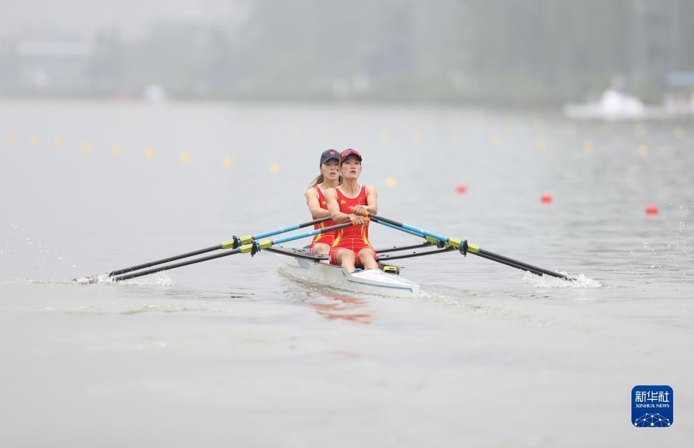 9月24日，鄒佳琪（左）/邱秀萍在決賽中。新華社記者 賈浩成 攝