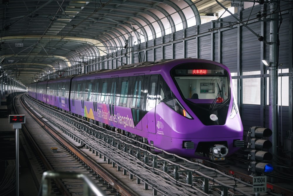 從杭州火車西站出發(fā)，地鐵19號(hào)線貫穿杭州火車東站、杭州蕭山機(jī)場(chǎng)，“亞運(yùn)號(hào)”地鐵專列運(yùn)行在這條線路上。