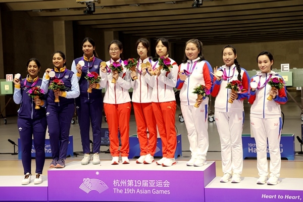 9月24日，杭州亞運(yùn)會(huì)射擊女子10米氣步槍團(tuán)體賽頒獎(jiǎng)儀式。人民網(wǎng)記者 胡雪蓉?cái)z