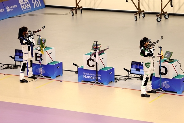 黃雨婷(左)、韓佳予在女子10米氣步槍個(gè)人賽比賽中。人民網(wǎng)記者 胡雪蓉?cái)z