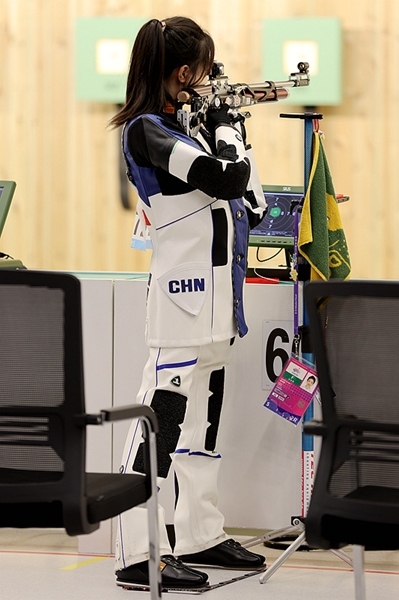 9月24日，黃雨婷在女子10米氣步槍團(tuán)體賽比賽中。人民網(wǎng)記者 胡雪蓉?cái)z