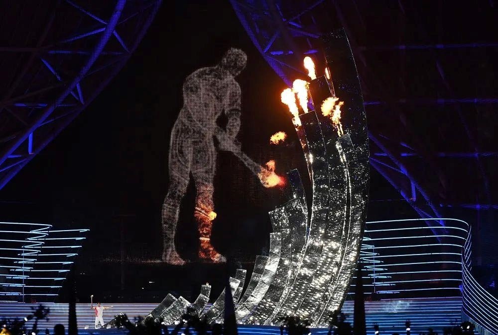 △“數(shù)字火炬手”點(diǎn)燃象征亞洲大團(tuán)結(jié)的亞運(yùn)之火。