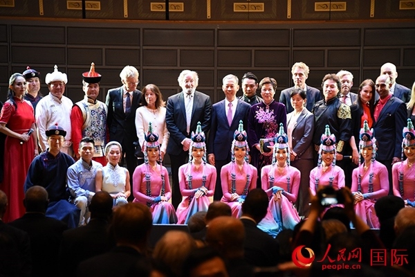 中國駐瑞典大使崔愛民夫婦與演職人員及部分來賓合影留念。人民網記者 殷淼攝