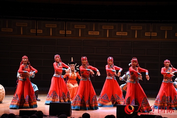 內蒙古藝術劇院表演的《草原頌》劇照。人民網記者 殷淼攝