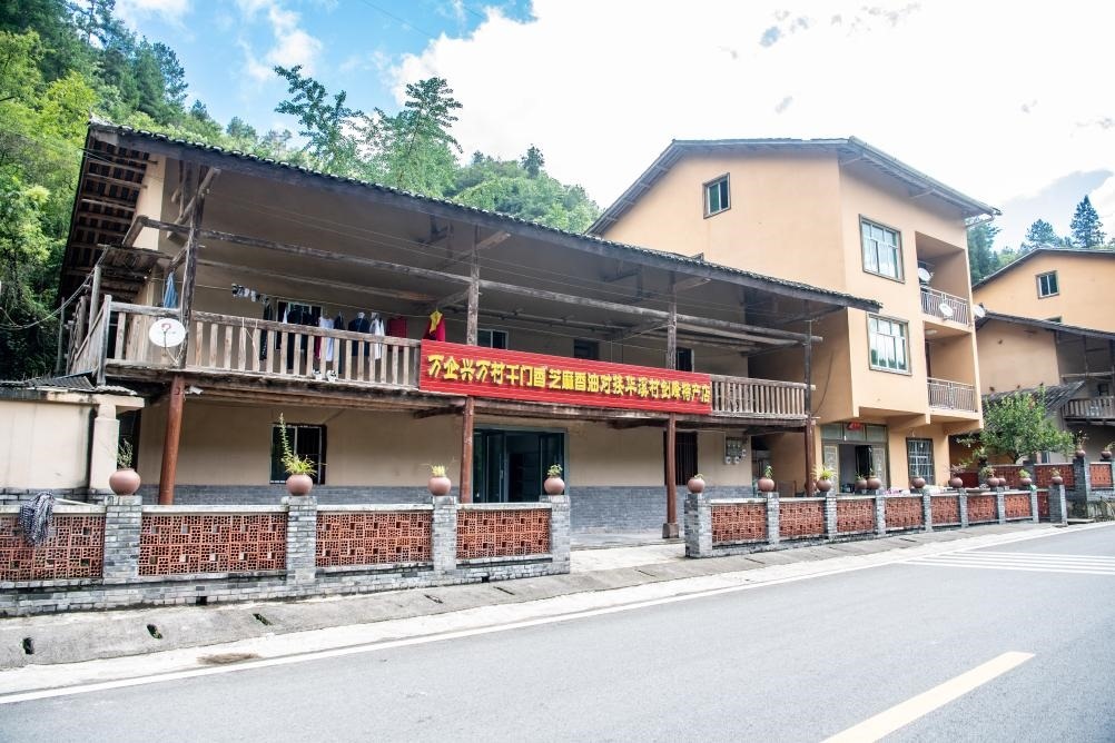 這是8月28日拍攝的危房改造后的村民張劍峰家。新華社記者 唐奕 攝