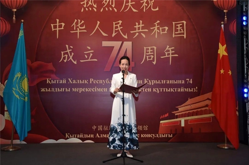 圖為蔣薇總領(lǐng)事致辭。駐阿拉木圖總領(lǐng)館供圖