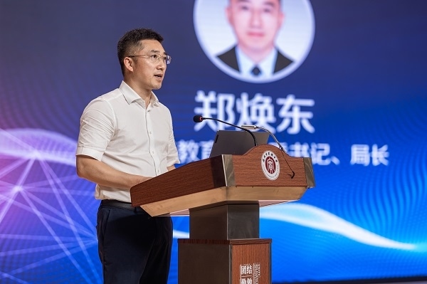  溫州市教育局黨委書記、局長(zhǎng)鄭煥東講話。溫州市教育局供圖