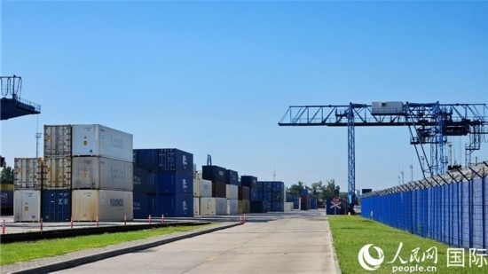  布列斯特北站，堆滿了來自中國的貨物。人民網(wǎng)記者 王震攝