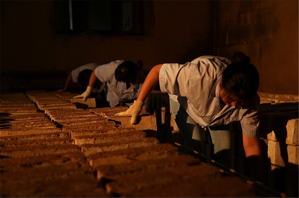 匠人師傅正在翻動(dòng)曲胚。張?zhí)炝z