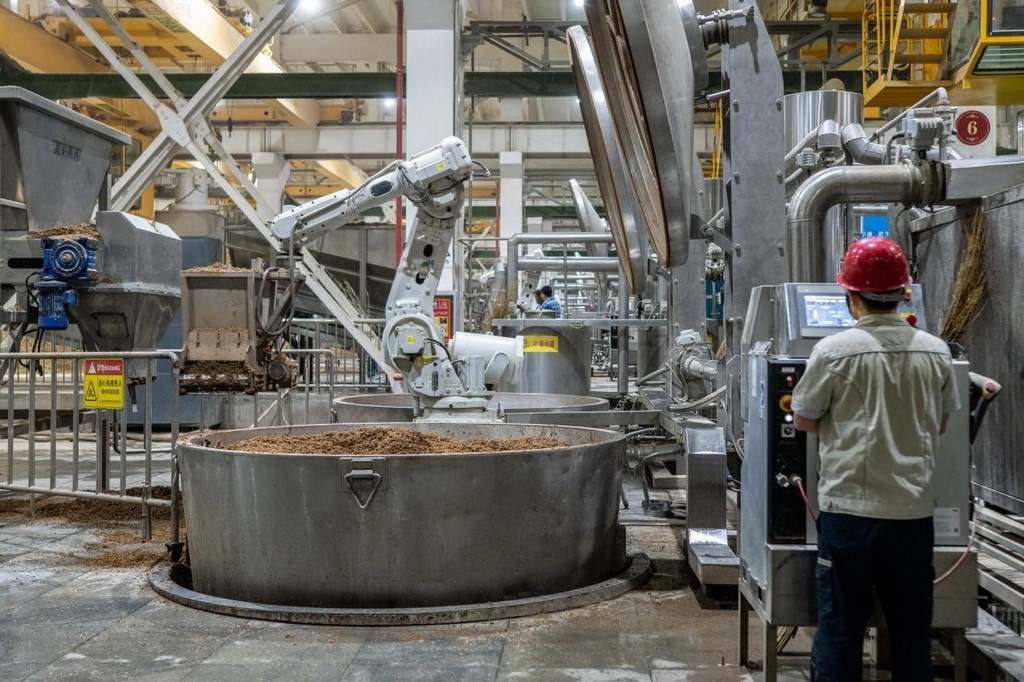 907車間里，機(jī)械臂正在撒料裝甑。嚴(yán)磊攝