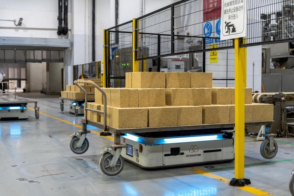 在701制曲車間，運(yùn)輸機(jī)器人等智能化設(shè)備已實(shí)現(xiàn)規(guī)?；瘧?yīng)用。王哲攝