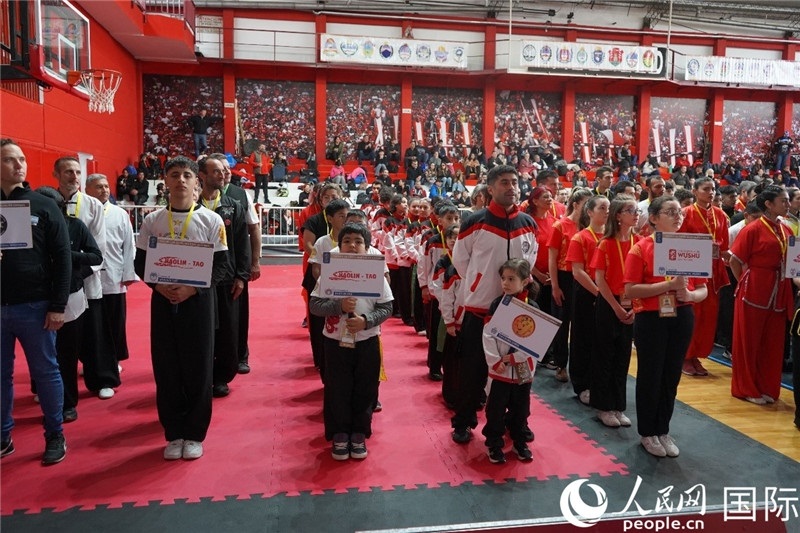 圖為開幕式現(xiàn)場運動員入場儀式。人民網(wǎng)記者 許放攝