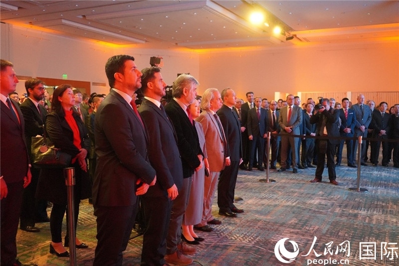 圖為招待會(huì)現(xiàn)場(chǎng)演奏兩國(guó)國(guó)歌。人民網(wǎng)記者 許放攝