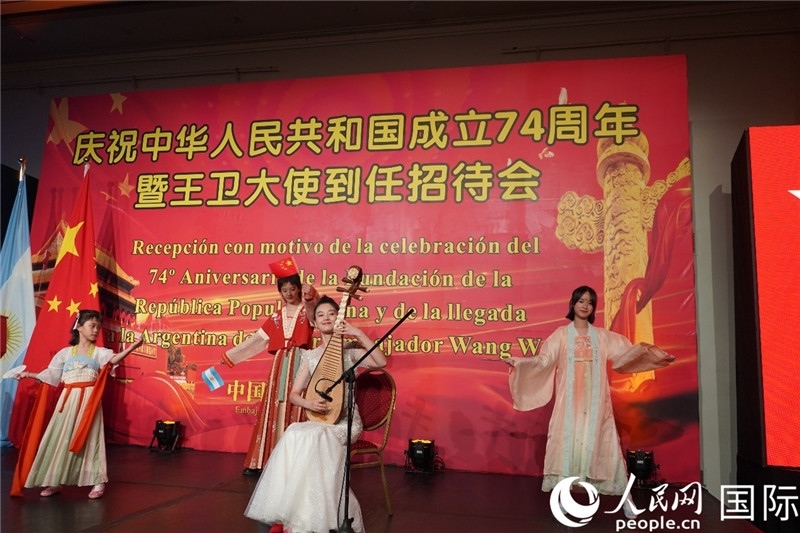 圖為招待會(huì)現(xiàn)場(chǎng)中國(guó)傳統(tǒng)樂(lè)器演奏和舞蹈展示。人民網(wǎng)記者 許放攝