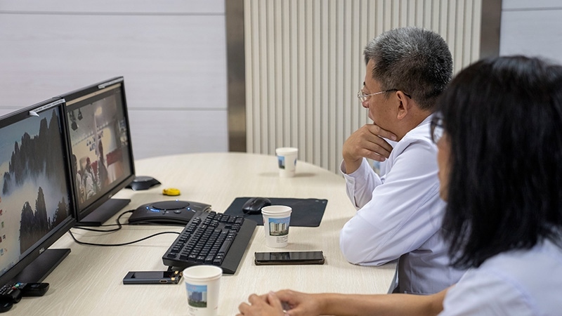 新疆醫(yī)科大學(xué)第一附屬醫(yī)院專家團(tuán)隊(duì)與哈薩克斯坦國(guó)立科學(xué)研究中心的專家對(duì)患者進(jìn)行跨國(guó)遠(yuǎn)程會(huì)診。人民網(wǎng)記者 許崢攝