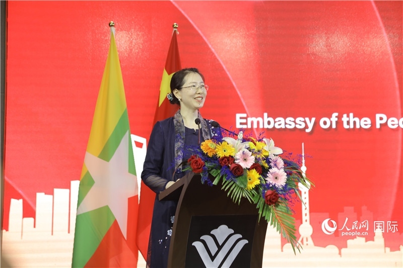 圖為使館臨時代辦曹靜致辭。人民網(wǎng)記者 謝佳君攝