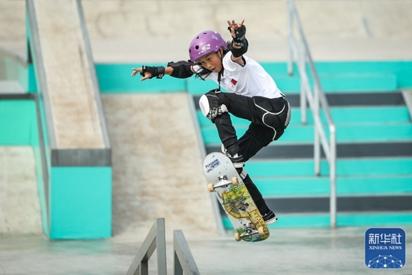 9月27日，中國選手崔宸曦在比賽中。當日，在錢塘輪滑中心舉行的杭州亞運會女子街式?jīng)Q賽中，中國選手崔宸曦以242.62分的成績奪得冠軍，曾文蕙獲得亞軍，日本選手伊藤美優(yōu)獲得季軍。新華社記者 潘昱龍攝