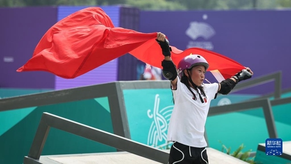 9月27日，崔宸曦在賽后慶祝奪冠。當(dāng)日，在錢(qián)塘輪滑中心舉行的杭州亞運(yùn)會(huì)女子街式?jīng)Q賽中，中國(guó)選手崔宸曦以242.62分的成績(jī)奪得冠軍，曾文蕙獲得亞軍，日本選手伊藤美優(yōu)獲得季軍。新華社記者 潘昱龍攝