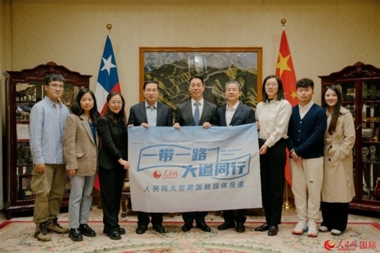 牛清報大使（中）與人民網(wǎng)、人民日報社記者合影。 人民網(wǎng)記者 張若涵攝