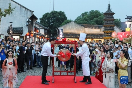 9月27日拍攝的2023年南翔國潮大會暨第十七屆上海南翔小籠文化展開幕儀式現(xiàn)場。