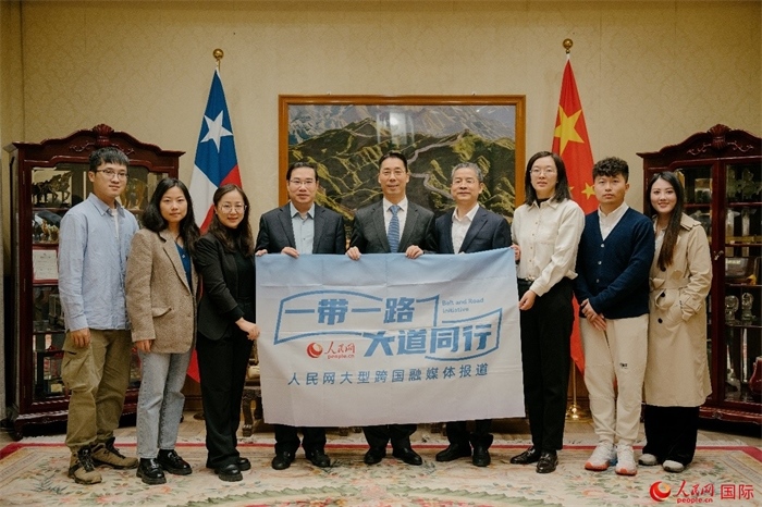 牛清報大使（中）與人民網、人民日報社記者合影。 人民網記者 張若涵攝