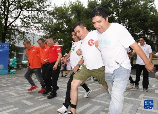 9月28日，在柯橋柯亭社區(qū)，各民族居民參加趣味運(yùn)動(dòng)會(huì)。