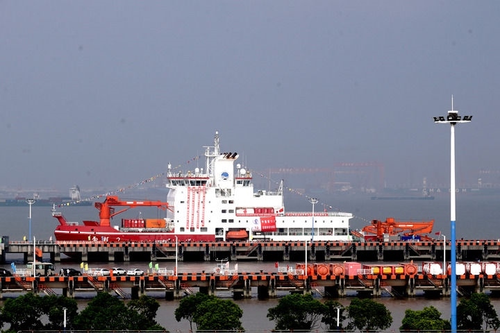 9月27日，“雪龍2”號(hào)極地科考破冰船停泊在中國(guó)極地考察國(guó)內(nèi)基地碼頭。當(dāng)日，由自然資源部組織的中國(guó)第13次北冰洋科學(xué)考察隊(duì)乘“雪龍2”號(hào)極地科考破冰船返回上海，標(biāo)志著中國(guó)第13次北冰洋科學(xué)考察任務(wù)圓滿完成。新華社記者 張建松 攝