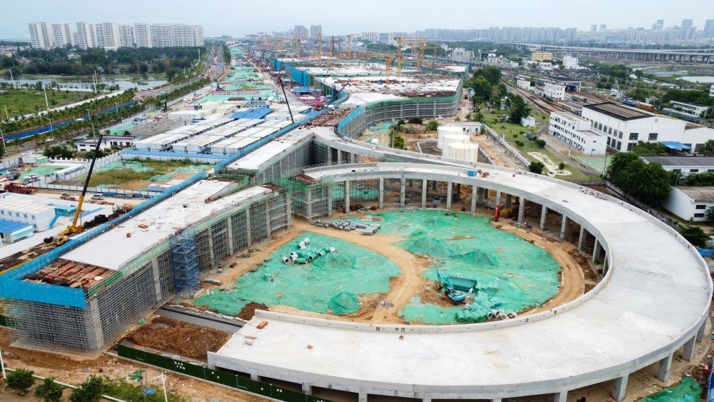 9月9日拍攝的?？谛潞８酆湍细邸岸€口岸”（貨運(yùn)）集中查驗(yàn)場(chǎng)所建設(shè)項(xiàng)目（無人機(jī)照片）。該項(xiàng)目是海南自貿(mào)港封關(guān)運(yùn)作重點(diǎn)項(xiàng)目。新華社記者 楊冠宇 攝