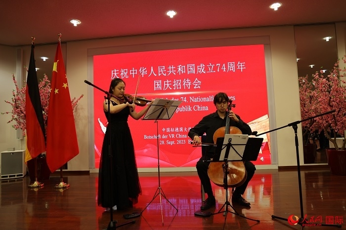 青年音樂(lè)家為來(lái)賓們現(xiàn)場(chǎng)演奏《我和我的祖國(guó)》。人民網(wǎng)記者 劉仲華攝