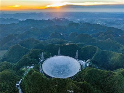 “中國天眼”全景（維護(hù)保養(yǎng)期間拍攝）。新華社記者 歐東衢 攝