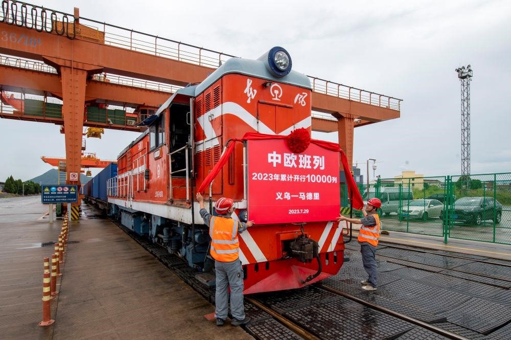 △2023年7月29日，滿載110個標箱出口貨物的X8020次中歐班列從浙江義烏西站準備啟程。
