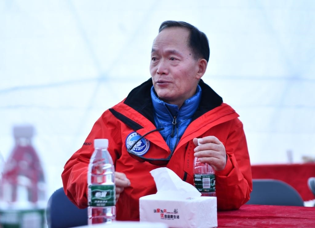 中國科學(xué)院院士、第二次青藏科考隊隊長姚檀棟在卓奧友峰登山大本營（9月29日攝）。新華社記者晉美多吉 攝