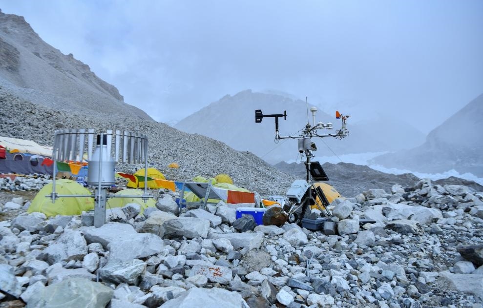 位于海拔5700米卓奧友峰前進(jìn)營地的自動氣象站（9月29日攝）。新華社記者晉美多吉 攝