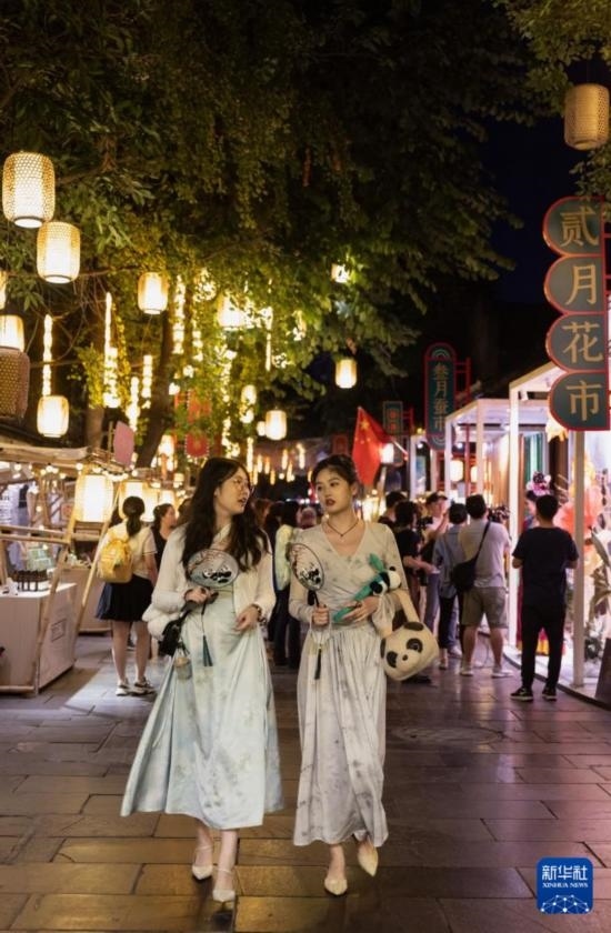 在成都寬窄巷子，兩位來自安徽的游客在新“十二月市”街區(qū)游覽（9月29日攝）。