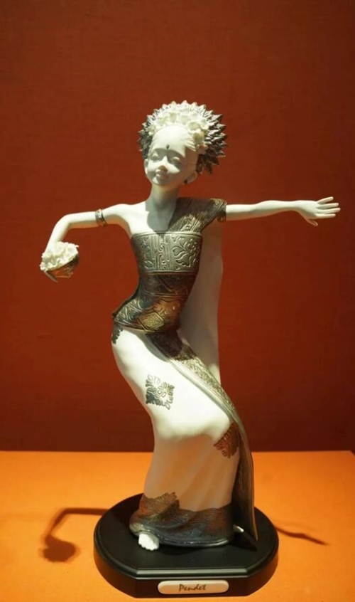 2013年10月，時任印度尼西亞總統(tǒng)蘇西洛贈送習(xí)近平主席的鑲錫瓷塑舞者。