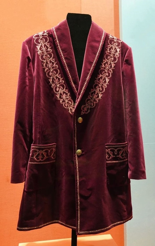 2013年9月，時任哈薩克斯坦總統(tǒng)納扎爾巴耶夫贈送習(xí)近平主席的哈薩克斯坦民族服裝。