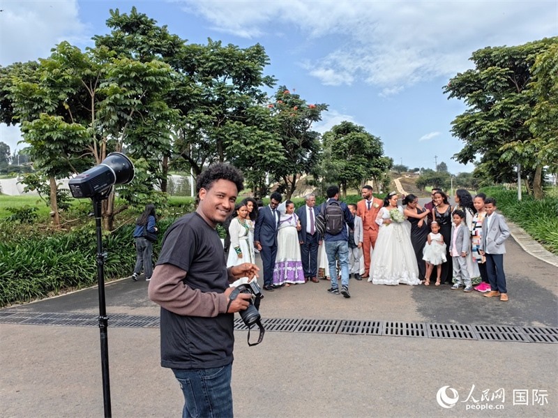 一對新人和親友在亞的斯亞貝巴友誼廣場合影。人民網(wǎng)記者 陳星星攝
