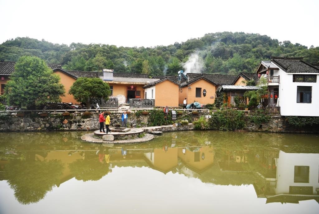 圖為9月27日游客在田鋪大塆參觀游玩。新華社記者張浩然攝