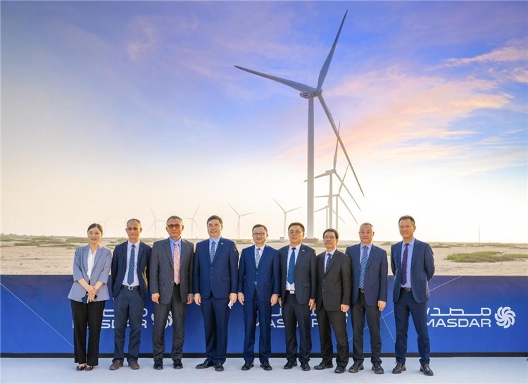 中方建設(shè)者在風(fēng)電場合影。中國電建供圖